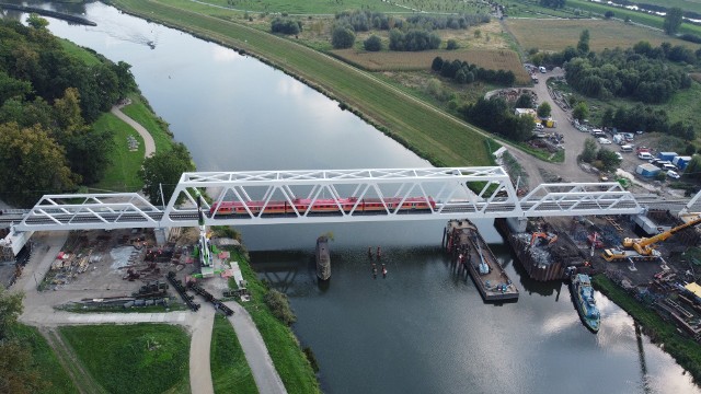 Remont linii kolejowej w Opolu. Stary most przeszedł do historii. Teraz powstaje nowy.