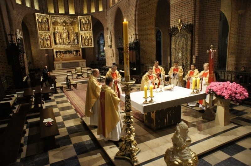 Kanonizacja Jana Pawła II. Po mszy w poznańskiej katedrze, w...