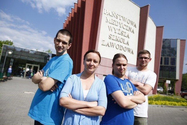 Paweł Cebula, Anna Jaromin, Łukasz Dziendzielski i Jacek Wojton "czepkowanie&#8221; mają już za sobą. Panowie twierdzą, że silne ręce i opanowane głowy są bardzo potrzebne w tym zawodzie, dlatego zdecydowali się zostać pielęgniarzami.