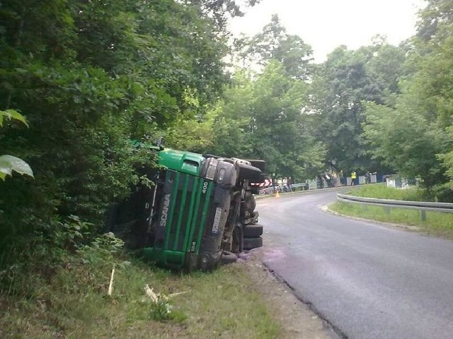 Ciężarówka wywróciła się na bok