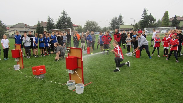 Na stadionie w Przecieszynie (gm. Brzeszcze) odbyła się gminna spartakiada sportowo-pożarnicza połączona z festiwalem organizacji pozarządowych