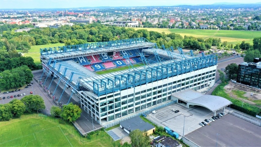 Remont stadionu Wisły Kraków na igrzyska europejskie powoli się rozkręca. Trwa uszczelnianie okien i czyszczenie elewacji ZDJĘCIA