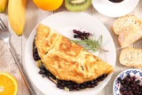 Niebanalny omlet biszkoptowy w wersji fit. Wypróbuj przepis na szybki posiłek na słodko. W głowie się nie mieści, jak smakuje