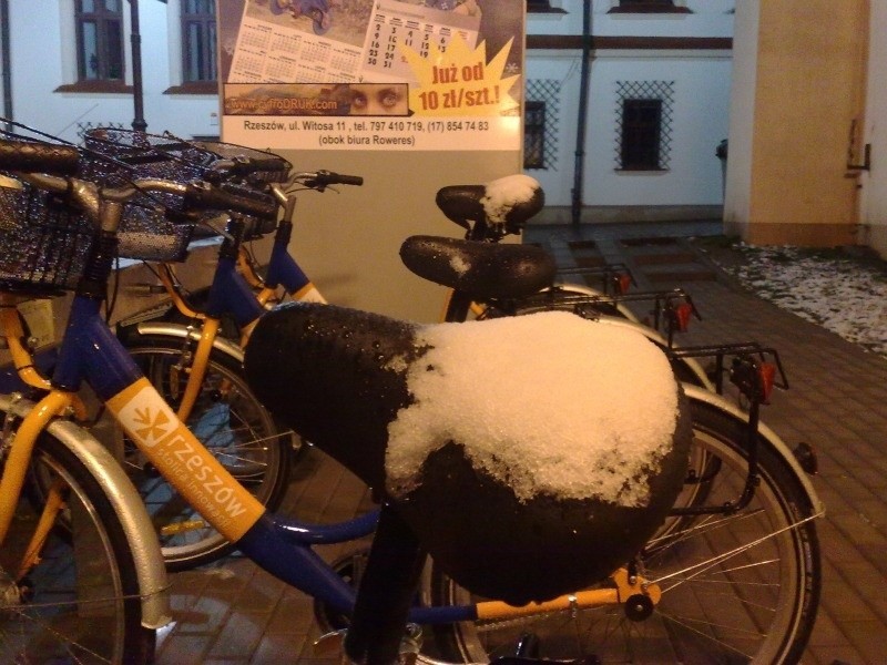 Rowery mokną na mrozie pod śniegiem i wodą