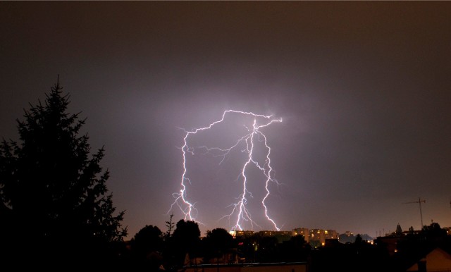 03.07.2012 krakow .olsza ii , burza nad krakowem , wyladowanie atmosferyczne , piorun , pioruny , blyskawica , .fot. wojciech matusik / polskapresse gazeta krakowska