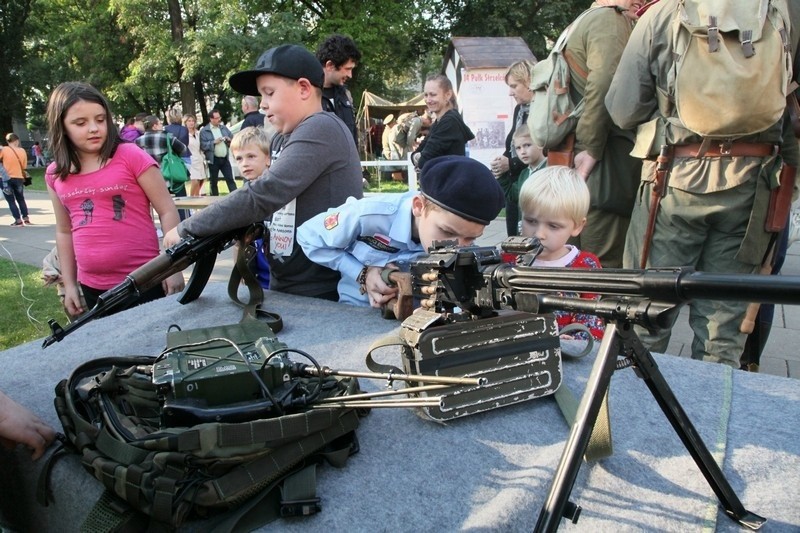 Piknik historyczny przed łódzką katedrą [zdjęcia]