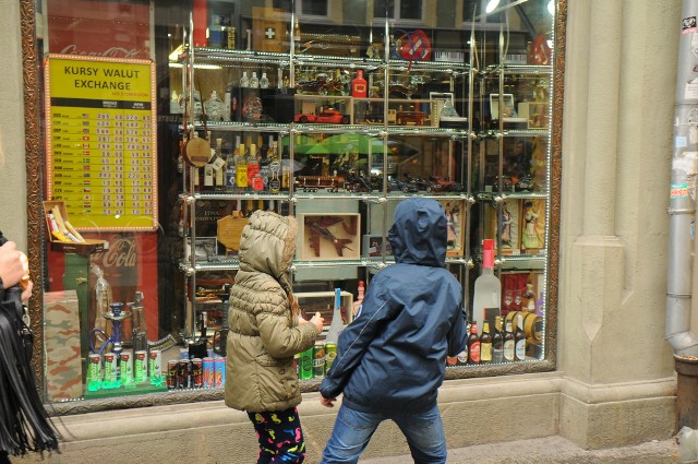 Teraz limit punktów sprzedaży napojów alkoholowych w sklepach wynosi 1275, a w lokalach gastronomicznych - 1225