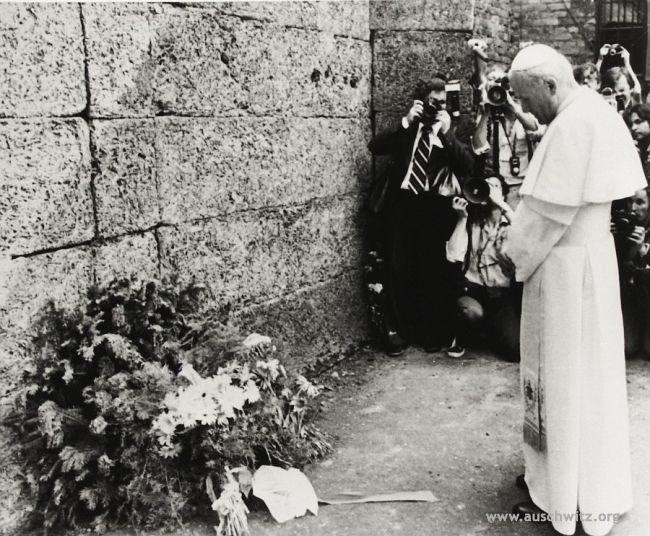 Jan Paweł II przed Ścianą Śmierci na dziedzińcu bloku 11