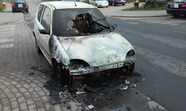 Spalony fiat seicento na ul. Jeleniogórskiej w Gdańsku (27.04.2015 r.)