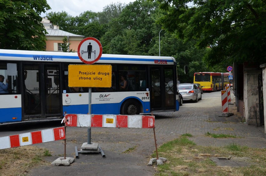 Wrocław: Dziura w jezdni na Parkowej już załatana. Kiedy koniec utrudnień? (ZDJĘCIA)