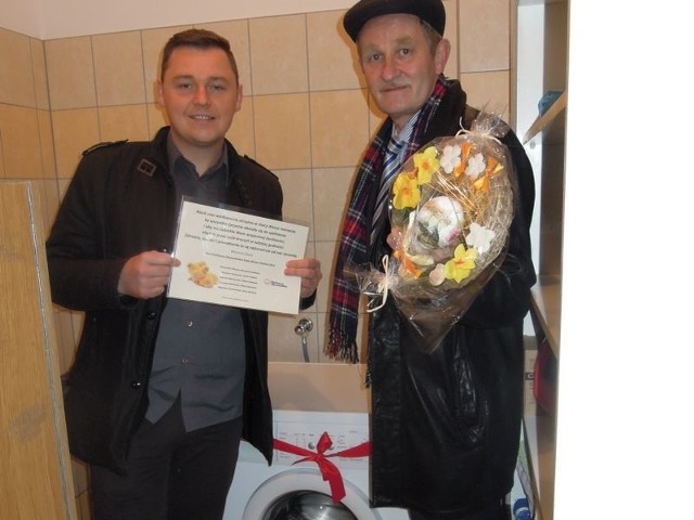 Grzegorz Hryniewicz i Mirosław Bukiewicz podczas wręczenia wielkanocnego prezentu