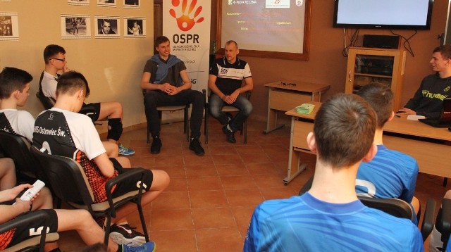Uczestnicy turnieju spotkali się z reprezentacyjnym środkowym z Effectora Kielce Mateuszem Bieńkiem i trenerem Effectora Dariuszem Daszkiewiczem. 