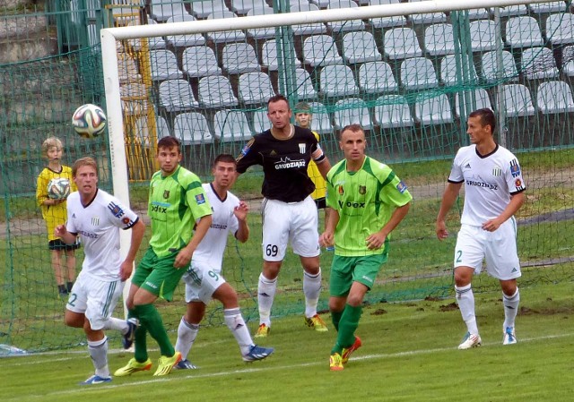 Piłkarze Stali Stalowa Wola (w zielonym stroju z lewej Łukasz Sekulski, obok Michał Czarny) pokonali na swoim boisku w pucharowym meczu Olimpię Grudziądz.