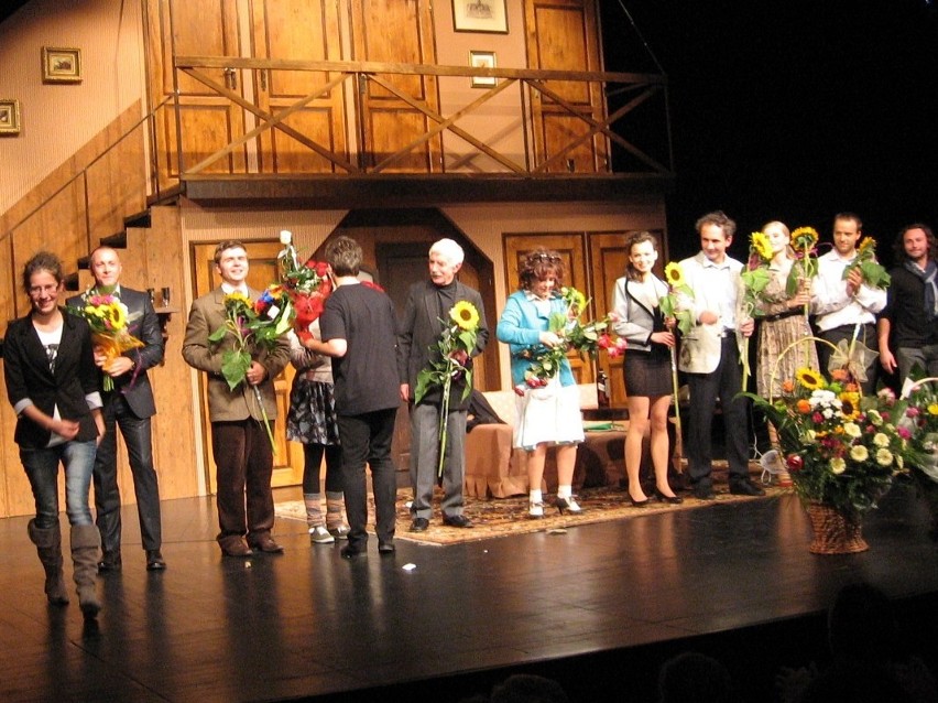 Po premierze zespół otrzymał kwiaty
