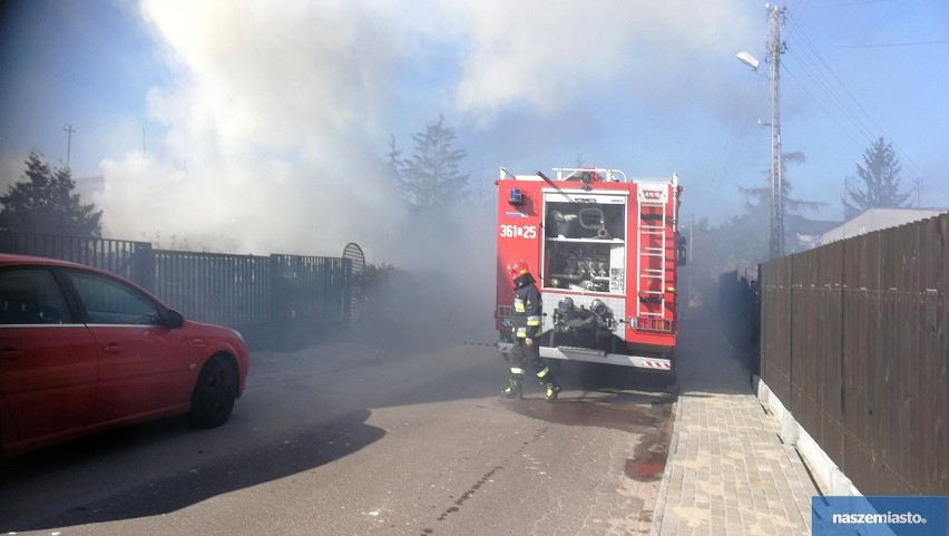 Groźny pożar domu na osiedlu Michelin we Włocławku. Dwie...