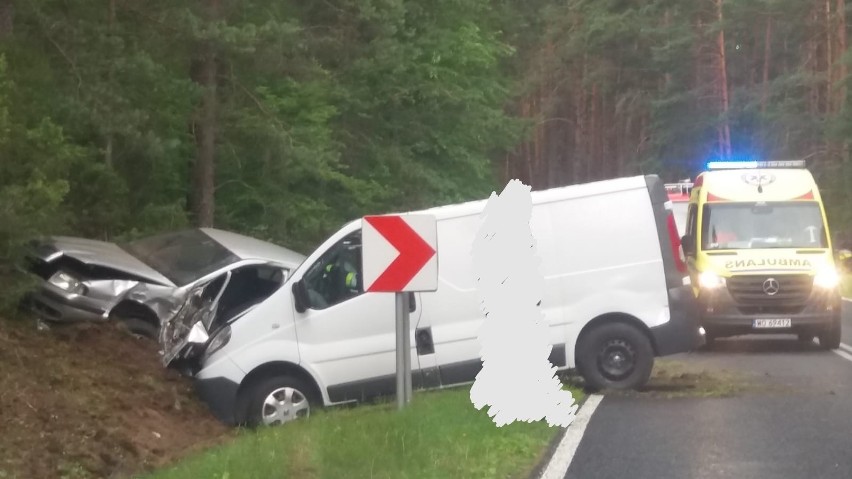 Dawia, wypadek w gm. Łyse. Kobieta wyniosła z rozbitego samochodu 4-miesięczne dziecko. Potem w jej auto uderzył 55-letni warszawianin