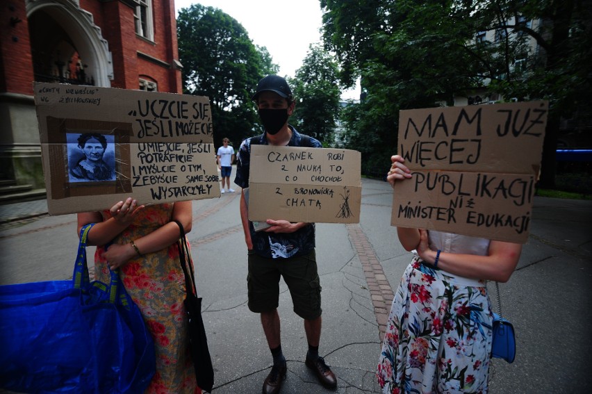 Kraków. Protestowali przeciwko ministrowi Czarnkowi pod hasłem "Edukacja, nie indoktrynacja!" [ZDJĘCIA]