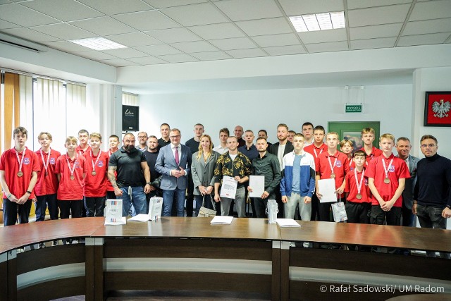 Prezydent Radomia wręczył nagrody dla lokalnych sportowców.