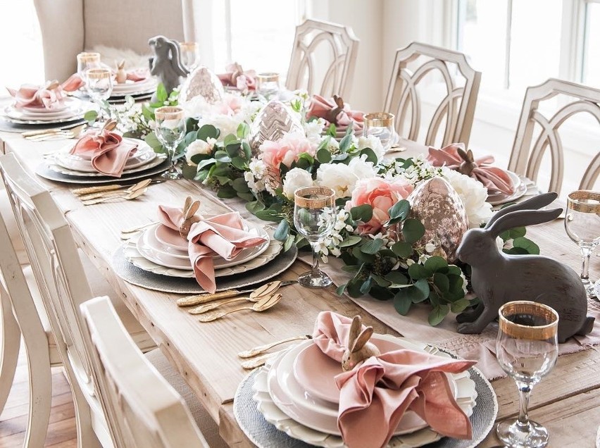 Dekoracje stołu na Wielkanoc 2020. Proste i eleganckie ozdoby na świąteczny stół. Jakie dekoracje przygotować na stół wielkanocny? 