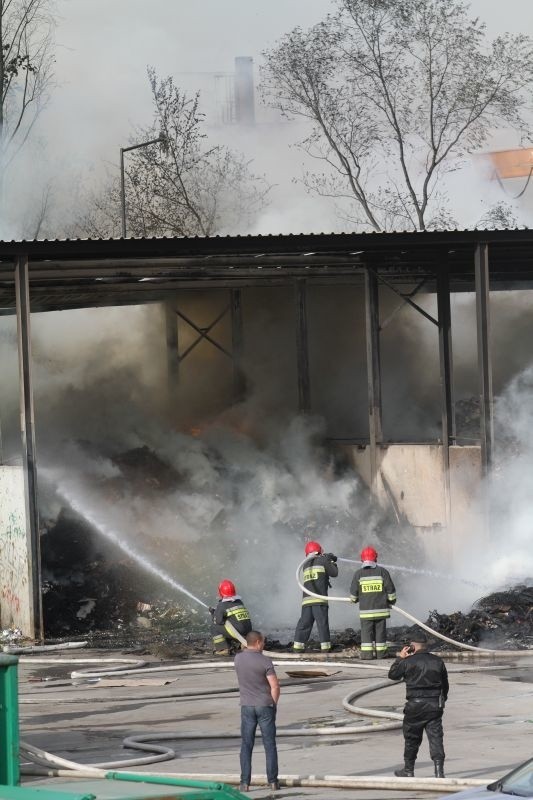 Wielki pożar w sortowni śmieci na Jerzmanowie. Gęsty dym w okolicy