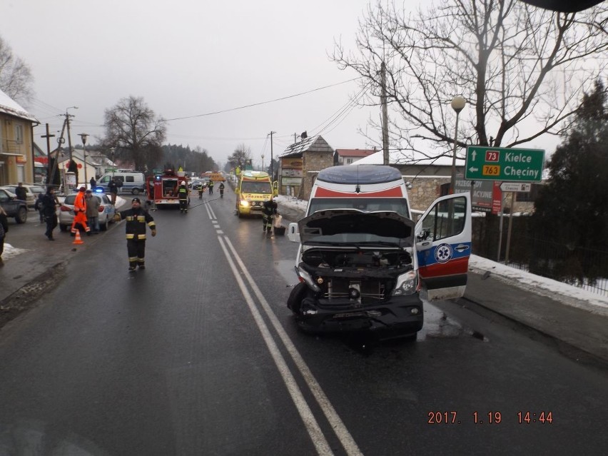 Wypadek w Morawicy. Auto zderzyło się z karetką. Trzy osoby w szpitalu