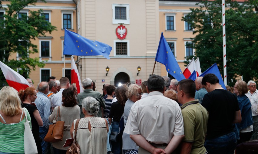 Wieczorny czwartkowy protest przeciwko łamaniu przez PiS...