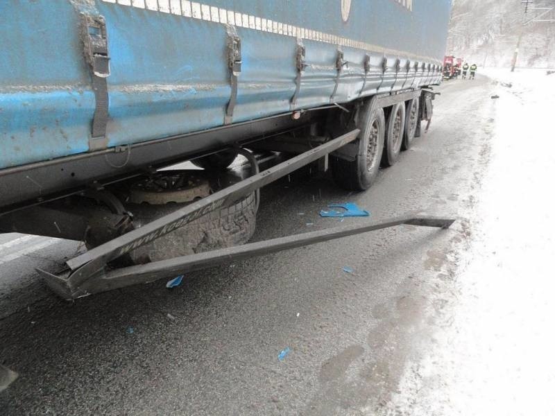 Zubrzyk. Zderzenie osobówki z ciężarówką zablokowało główną drogę w dolinie Popradu