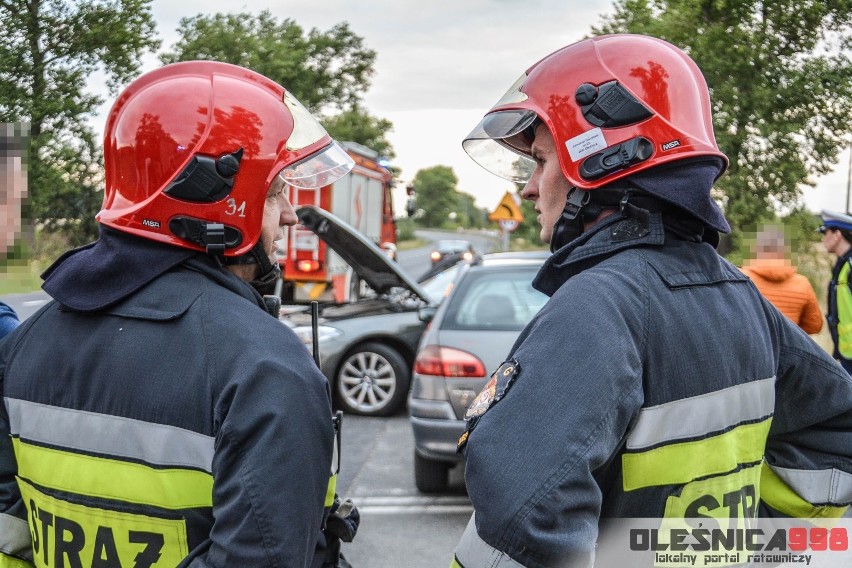 Toyota uderzyła w stojące na poboczu BMW [ZDJĘCIA]