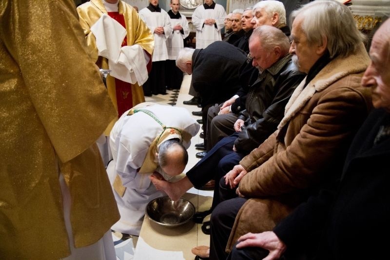 Triduum Paschalne. W Wielki Czwartek księża obmywali nogi (zdjęcia)