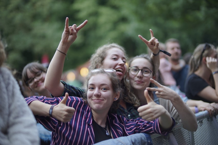 Tak bawiły się fanki rocka w Jarocinie 3 lata temu.