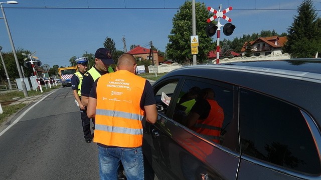 Ambasadorki i Ambasadorzy Bezpieczeństwa – koordynatorzy kampanijni na wybranych przejazdach w całej Polsce pojawiają się by uświadamiać kierowców jak bezpiecznie pokonywać przejazdy kolejowo-drogowe.