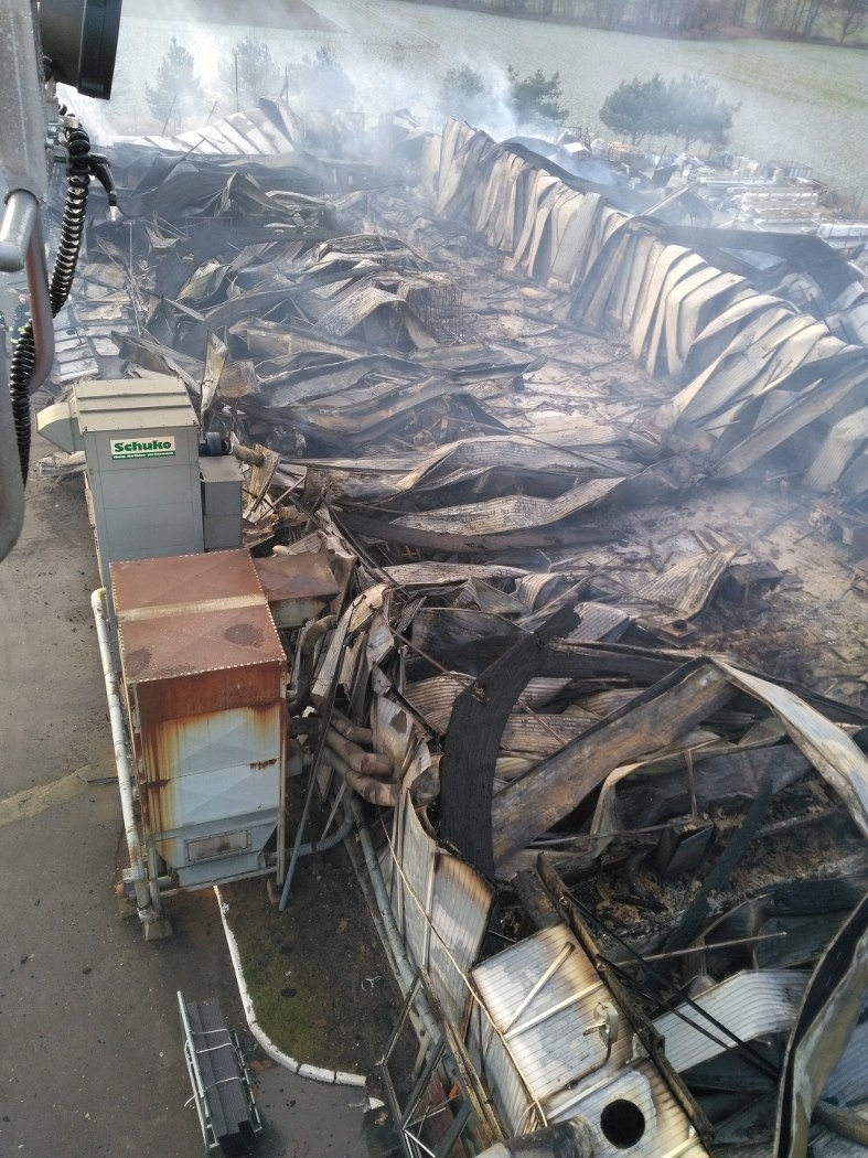 Pożar w fabryce okien pod Goleniowem: Cały czas trwa dogaszanie. "Skomplikowane pogorzelisko"
