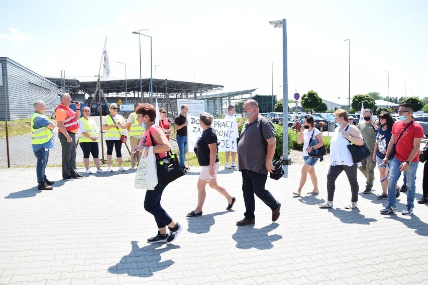 Protest przed bramą firmy Valeo w Skawinie w sprawie braku...