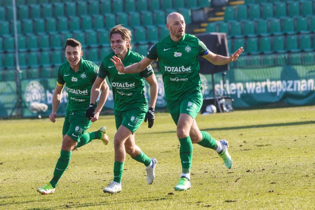 Warta Poznań w sobotę zaliczyła bardzo ważną wygraną. Zieloni w meczu z Górnikiem Zabrze (2:1) zagrali jedno z najlepszych, jak nie najlepsze spotkanie w tym sezonie (obok starcia 4:0 z Górnikiem Łęczna na początku sierpnia 2021) i zasłużenie wygrali. Goście nie potrafili przez większą część spotkania zagrozić bramce Jędrzeja Grobelnego. W Grodzisku Wlkp. oglądaliśmy szóste zwycięstwo warciarzy, błysk kilku piłkarzy i piękne gole Trałki oraz Castanedy. Sprawdźcie, jak oceniliśmy piłkarzy Warty Poznań za mecz z Górnikiem Zabrze. Skala ocen 1-10 ---->