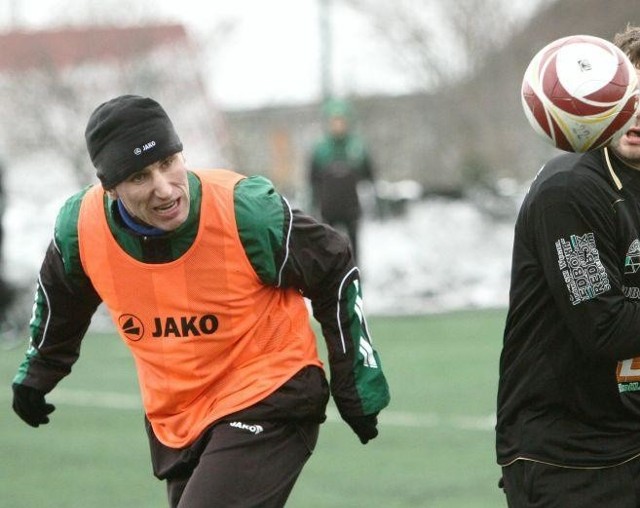 Piłkarze drugoligowej Stali Stalowa Wola (z lewej Michał Czarny) przegrali swój pierwszy sparing w okresie przygotowawczym do rundy wiosennej.