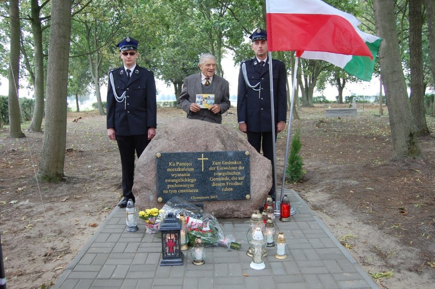 O odsłonięcie pamiątkowej tablicy w Chomętowie  sołtys...