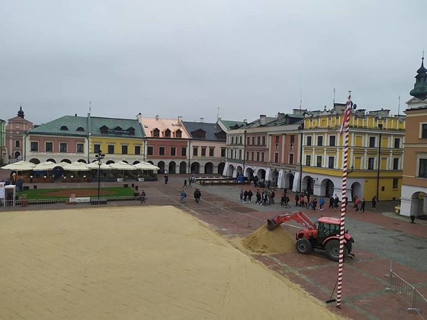 Na Rynku Wielkim w Zamościu powstaje lodowisko. Zobacz zdjęcia