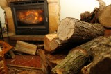 Czy będzie można palić drewnem w kominku? Od nadesłanych opinii może zależeć nowe prawo