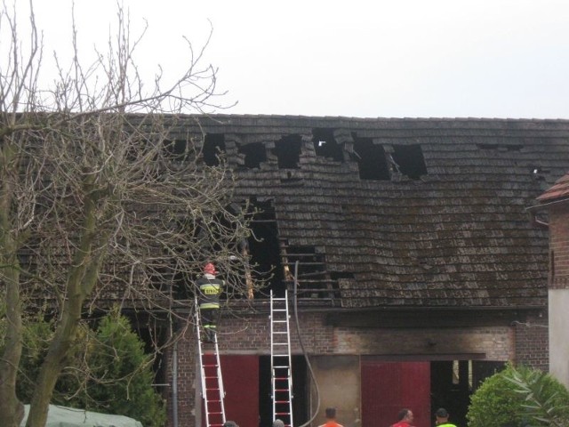Dach stodoły uległ zniszczeniu i nadaje się do rozbiórki.