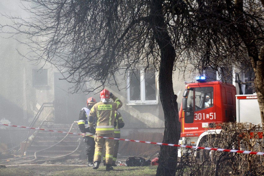 Pożar przy ul. Wrońskiej w Lublinie. Kilka rodzin straciło dach nad głową. Zobacz zdjęcia z akcji