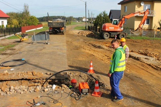 Szymiszów jest rozkopany od roku, a końca prac nie widać. Ostatni spór z wykonawcą dodatkowo opóźni termin zakończenia robót.