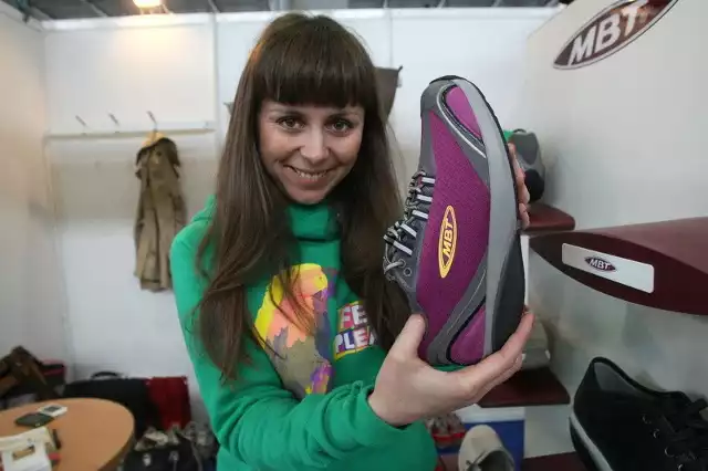 Ewa Konstantynowicz, PR manager firmy JPG pokazuje to, co wyróżnia buty MBT &#8211; półokrągłą podeszwę dającą uczucie kontrolowanej niestabilności.