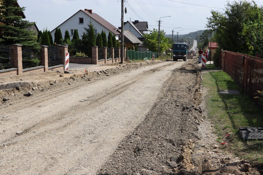 Przebudowywana droga w Cieślach.