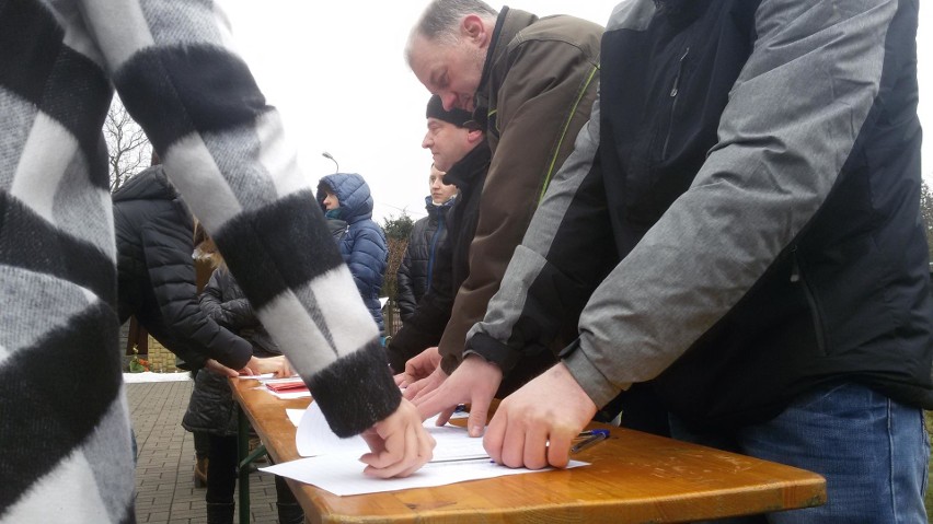 Przed kościołem w Leśnej odbyła się zbiórka podpisów przeciw...