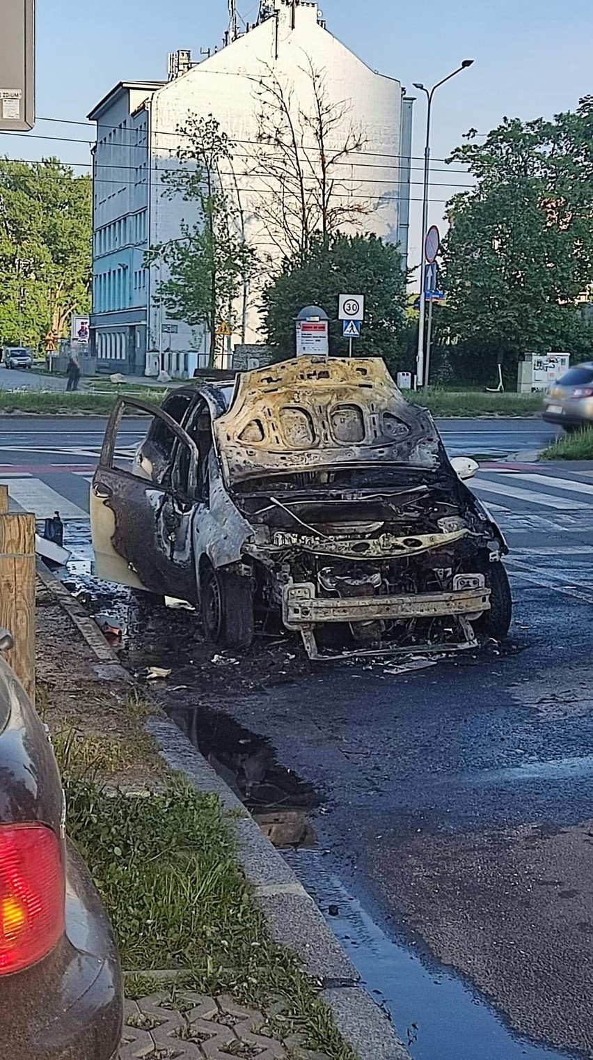 Jak informuje dyżurny wrocławskiej straży pożarnej,...