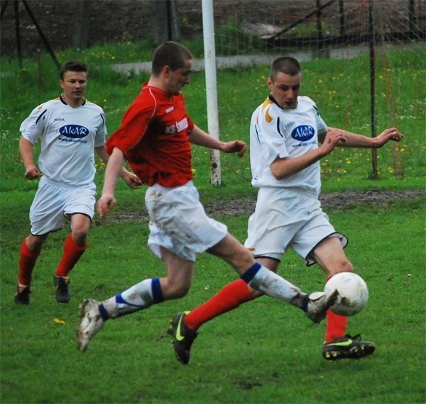 Świlcza (czerwone koszulki) wygrała z Niebylcem 2-0 i zapewniła sobie utrzymanie w klasie A.