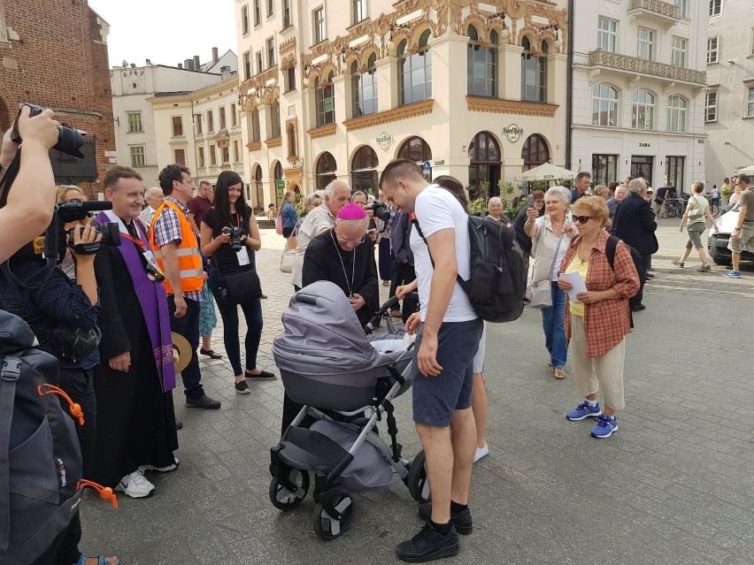 Metropolita krakowski ks. abp Marek Jędraszewski pobłogosławił uczestników pieszej pielgrzymki na Jasną Górę [ZDJĘCIA]