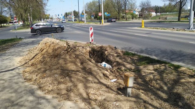 Prace budowlane na ul. Choiny trwają od drugiego kwartału 2018 roku. Nasz Czytelnik obawia się, że wystające z niezabezpieczonych wykopów przewody mogą być przyczyną wypadku