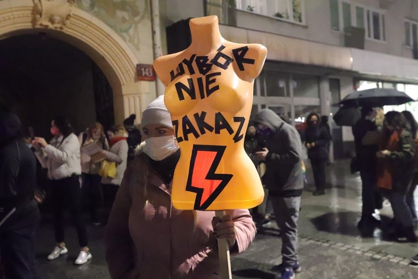 Protest w Łodzi. Kolejny dzień protestów w Łodzi. Dziś demonstracja przed siedzibą PiS na ul. Piotrkowskiej 