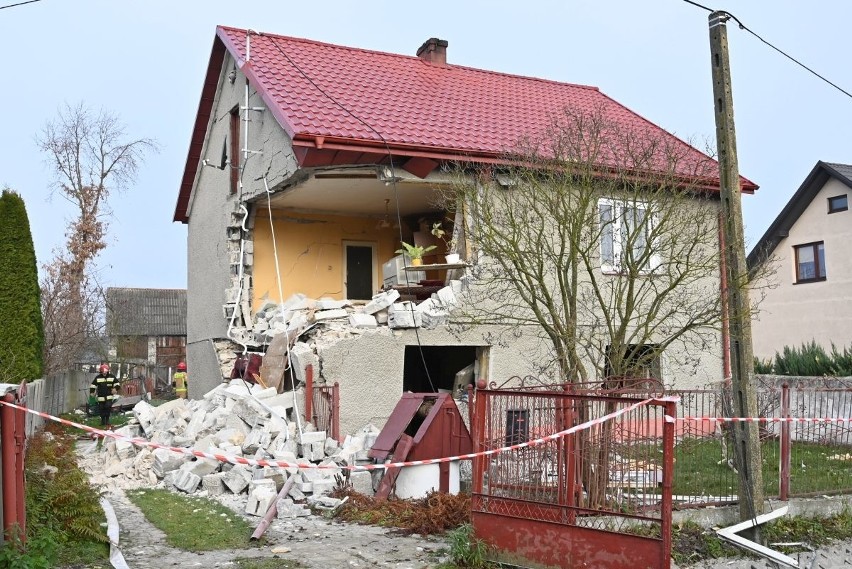 Wybuch gazu w gminie Chęciny. Dwie osoby poszkodowane [ZDJĘCIA]